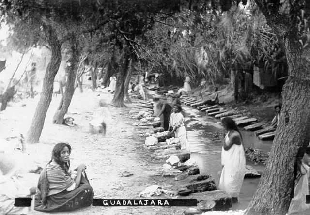 Lavando en el río San Juan de Dios