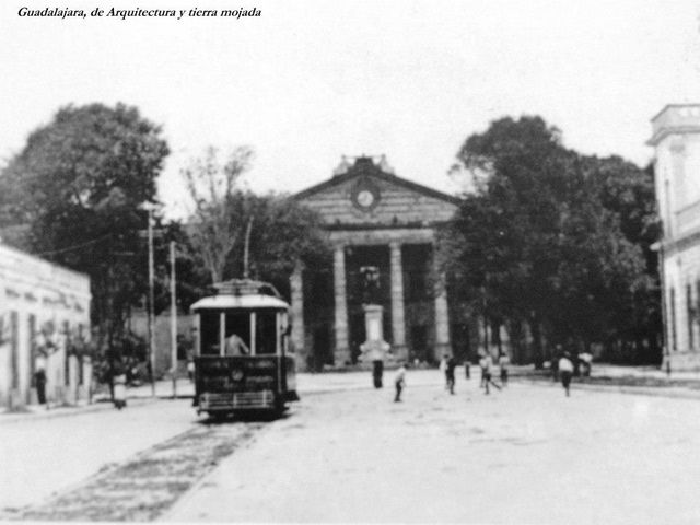 Tranvía afuera de penitenciaria de escibedo