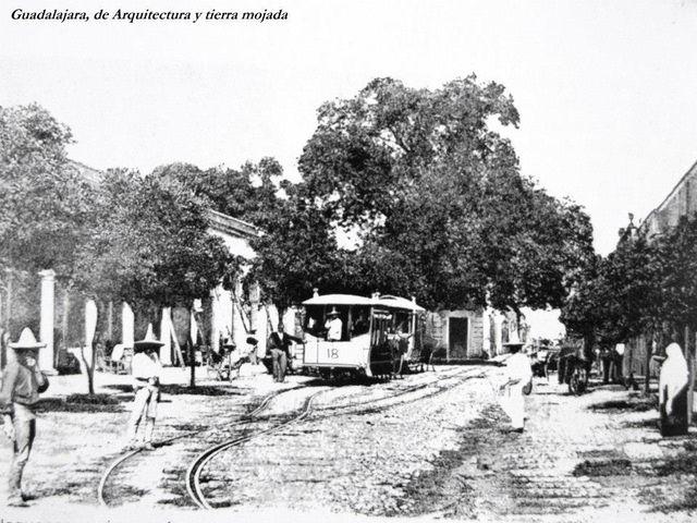 Tranvía frente al parían en Tlaquepaque
