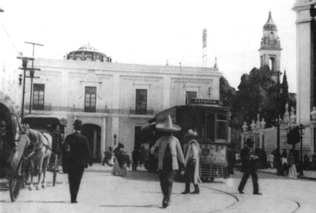 Tranvía afuera de casa de moneda